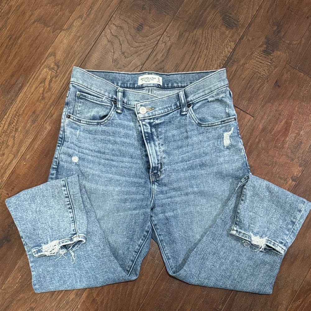 Abercrombie and Fitch women’s distressed Jeans size 30/10s